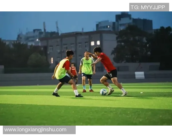 三兄弟齐聚足球场共绘明星梦想与激情之旅